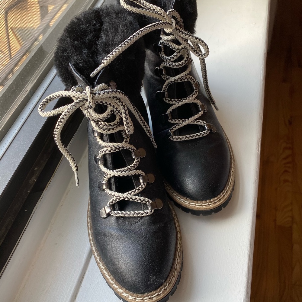 Short boots with faux fur detail.